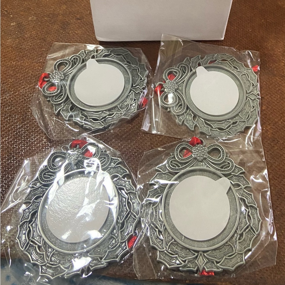 Lot of 20 metal wreath ornaments.